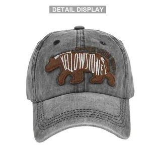 Détail de l'écusson d'ours Yellowstone brodé sur une casquette en coton délavé vintage