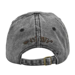 Détail d'une casquette gris foncé délavée avec sangle réglable et broderie fléchée