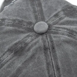 Oberteil-Detail der gewaschenen grauen Baumwoll-Baseballkappe mit feinen Nähten und Stoff
