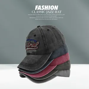 Détail de casquettes de baseball vintage en coton délavé empilées en plusieurs couleurs