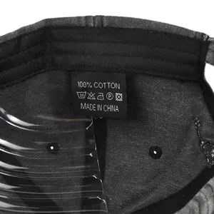 Gros plan sur l'étiquette en coton et les coutures internes de la casquette ours vintage