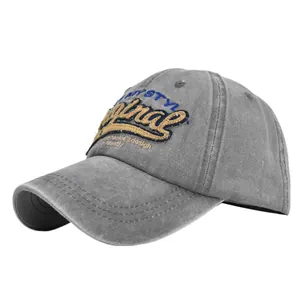 Gros plan détaillé sur la broderie 3D d'une casquette de baseball vintage gris foncé