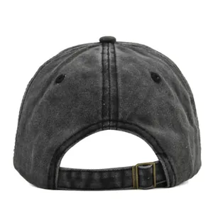 Détail de la casquette vintage en coton délavé avec boucle métallique réglable