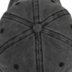 Vue détaillée du haut d'une casquette grise délavée montrant la couronne à 6 panneaux