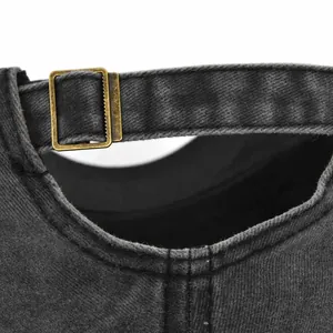Détail de la boucle en métal réglable et texture denim lavé sur la casquette vintage