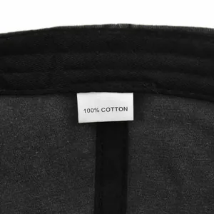 Gros plan de l'étiquette 100% coton et de la couture intérieure d'une casquette noire