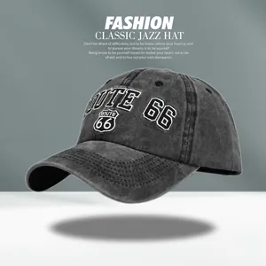 Détail de la broderie Route 66 sur une casquette de baseball vintage en coton gris