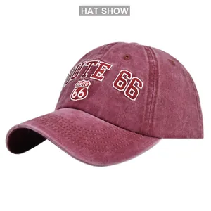 Détail de la broderie ROUTE 66 sur la casquette vintage en coton lavé bordeaux