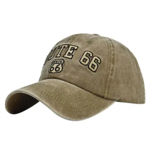 Détail de la broderie Route 66 sur une casquette de baseball kaki vintage usée