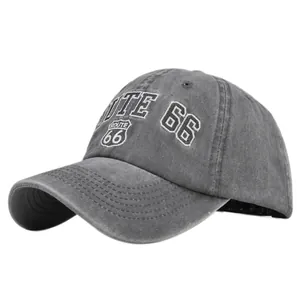 Détail de l'écusson Route 66 brodé sur une casquette en coton gris délavé rétro