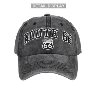 Gros plan de la broderie 3D blanche ROUTE 66 sur une casquette en coton délavé gris foncé