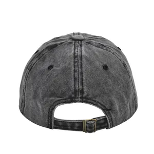 Détail de la casquette en coton lavé avec boucle métallique réglable sur le côté arrière
