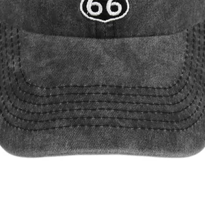 Gros plan sur la broderie Route 66 et les coutures de la casquette en coton délavé