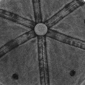 Vue macro du bouton supérieur et des coutures à six panneaux sur la casquette en coton délavé