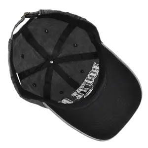 Vue détaillée de l'intérieur d'une casquette en coton avec coutures et boucle en métal