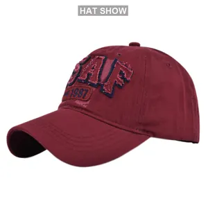 Detaillierte Stickerei von USAF-Patch und est. 1987 auf verwaschener weinroter Cap