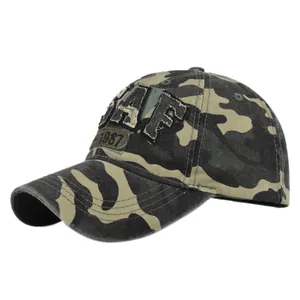 Detail der militär Camouflage-Cap mit Vintage-USAF-Stickerei und Used-Look-Effekt