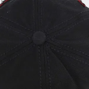 Detailansicht der schwarzen Baseballkappe mit Sechs-Panel-Struktur und Knopf-Detail