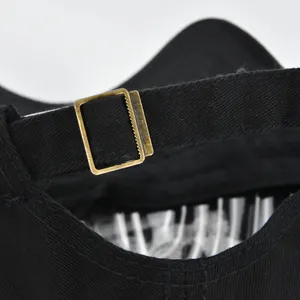 Detail der Baumwoll-Verstellschnalle und Messingschnalle der schwarzen Baseballkappe