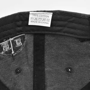 Detailansicht der 100% Baumwolle Baseballkappe mit Waschetikett und Nähten
