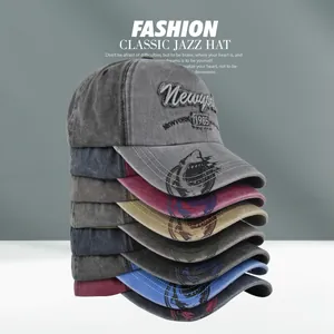 Détail de casquettes vintage empilées avec imprimé requin et broderie New York 1985