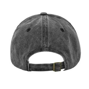 Vue détaillée de la sangle réglable avec boucle en bronze vintage sur casquette en coton lavé