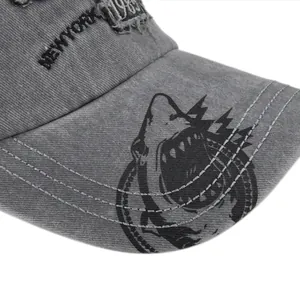 Détail de la broderie New York 1983 et imprimé requin sur casquette coton gris foncé