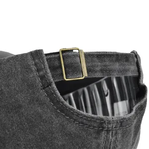 Détail de la boucle métallique réglable sur une casquette en coton délavé gris foncé