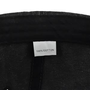 Gros plan sur l'étiquette 100% coton et les coutures internes de la casquette vintage