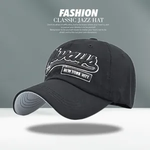 Detail van zwarte baseballcap met wit 3D-borduurwerk en contrasterende witte klepvoering