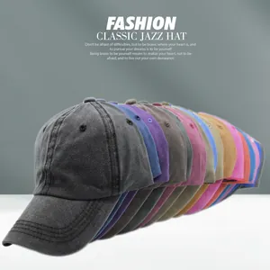 Pila di berretti da baseball vintage in cotone lavato in vari colori con finitura retrò