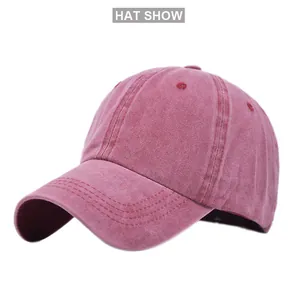 Dettaglio del cappello da baseball in cotone lavato vintage con cuciture di precisione