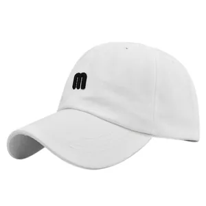 Détail de la broderie 3D de la lettre m sur une casquette de baseball en coton blanc