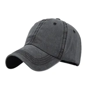 Dettaglio della trama in cotone lavato e delle cuciture sul cappellino da baseball grigio scuro