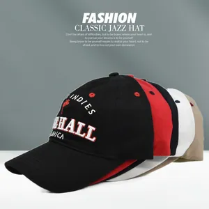 Detalle de gorras de béisbol de varios colores con bordado 3D ROSE HALL y sarga de algodón