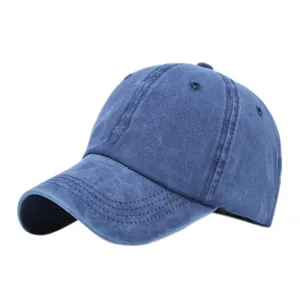 Dettaglio del cappellino da baseball in cotone blu lavato con cuciture a sei pannelli e fori