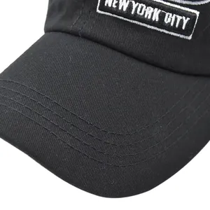 Gedetailleerde close-up van New York City borduursel en stiksels op de zwarte pet