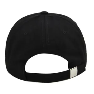 Vue arrière de la casquette de baseball noire avec sangle réglable et boucle en métal