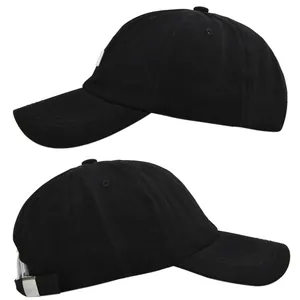 Détail de la casquette en coton avec boucle métallique réglable sur fond blanc épuré