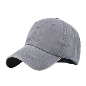 Dettaglio di un cappellino da baseball vintage grigio lavato con cuciture e occhielli traspiranti