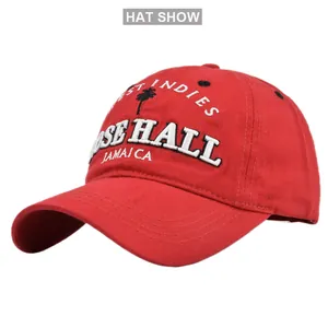 Detalle del bordado blanco ROSE HALL en una gorra de béisbol de algodón rojo vibrante