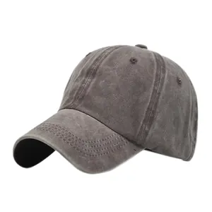 Texture dettagliata del cappellino da baseball in denim lavato grigio scuro a sei pannelli