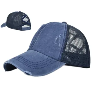 Detail der Pferdeschwanz-Cap mit Distressed-Denim und elastischem Kreuzgurt hinten