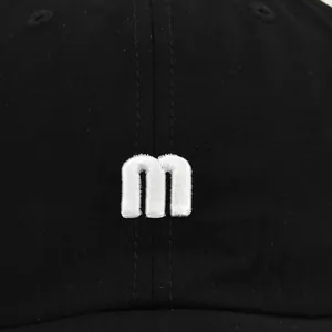Casquette de baseball noire en coton avec broderie M blanche 3D et visière courbée