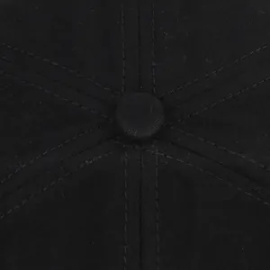 Vue macro de la calotte à six pans et du bouton supérieur sur la casquette en coton noir