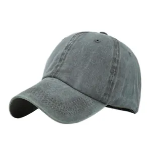 Dettaglio delle cuciture rinforzate e degli occhielli di questo cappello da baseball