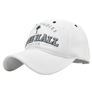 Detalle del bordado West Indies Jamaica en una gorra de béisbol de algodón blanco