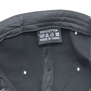 Detail van de binnenband met 100% katoen label op de zwarte geborduurde honkbalpet