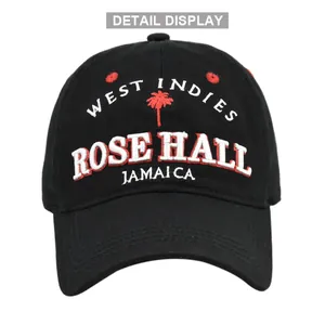 Detalle de gorra negra con bordado de Rose Hall y palmera de las Indias Occidentales