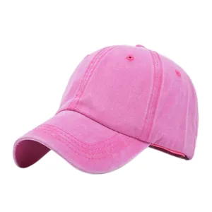 Dettagli della texture e delle cuciture del berretto da baseball rosa lavato